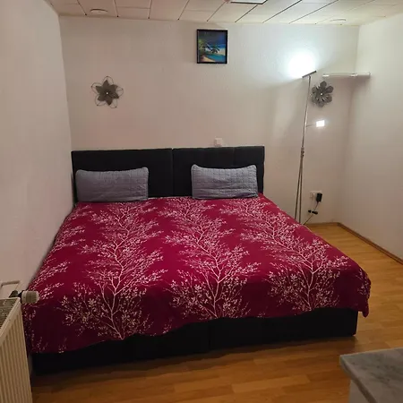 Souterrain-wohnung In Apartman *